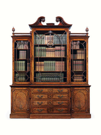 A GEORGE III MAHOGANY SECR&#201;TAIRE BREAKFRONT BOOKCASE - photo 8