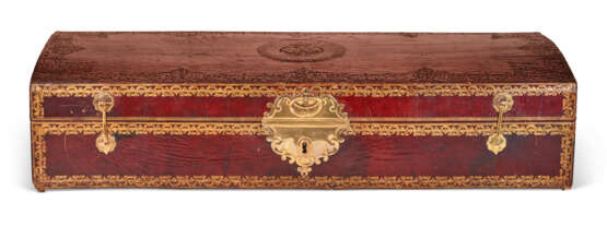 A ROYAL LOUIS XVI ORMOLU-MOUNTED GILT-TOOLED RED LEATHER COFFER - фото 2