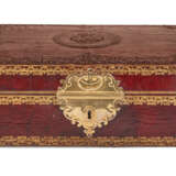 A ROYAL LOUIS XVI ORMOLU-MOUNTED GILT-TOOLED RED LEATHER COFFER - Foto 2