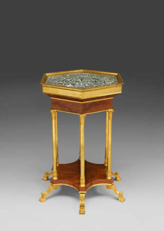 A CONSULAT ORMOLU-MOUNTED MAHOGANY AND GRANIT OBICULAIRE GUERIDON - Foto 1