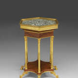 A CONSULAT ORMOLU-MOUNTED MAHOGANY AND GRANIT OBICULAIRE GUERIDON - Foto 1
