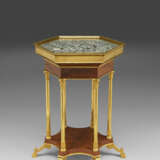 A CONSULAT ORMOLU-MOUNTED MAHOGANY AND GRANIT OBICULAIRE GUERIDON - photo 2