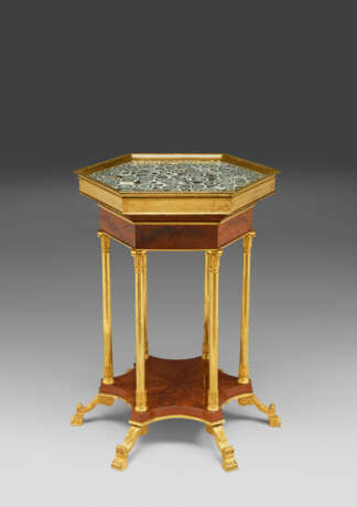 A CONSULAT ORMOLU-MOUNTED MAHOGANY AND GRANIT OBICULAIRE GUERIDON - photo 2