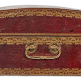 A ROYAL LOUIS XVI ORMOLU-MOUNTED GILT-TOOLED RED LEATHER COFFER - фото 4