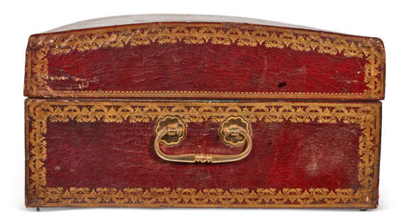 A ROYAL LOUIS XVI ORMOLU-MOUNTED GILT-TOOLED RED LEATHER COFFER - Foto 4