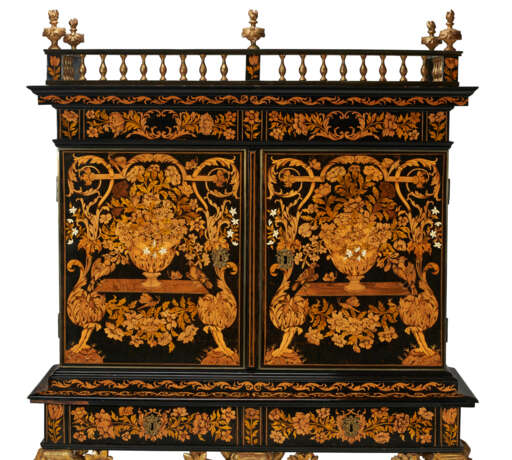 A LOUIS XIV BONE-INLAID EBONIZED PEARWOOD, GILTWOOD, FRUITWOOD AND MARQUETRY CABINET-ON-STAND - Foto 3
