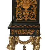 A LOUIS XIV BONE-INLAID EBONIZED PEARWOOD, GILTWOOD, FRUITWOOD AND MARQUETRY CABINET-ON-STAND - Foto 7