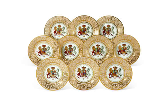 A SET OF TEN WORCESTER (FLIGHT, BARR & BARR) PORCELAIN ARMORIAL PEACH-GROUND PLATES FROM `THE STOWE SERVICE` - photo 1