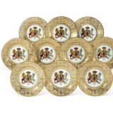 A SET OF TEN WORCESTER (FLIGHT, BARR & BARR) PORCELAIN ARMORIAL PEACH-GROUND PLATES FROM `THE STOWE SERVICE` - фото 1