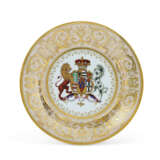 A SET OF TEN WORCESTER (FLIGHT, BARR & BARR) PORCELAIN ARMORIAL PEACH-GROUND PLATES FROM `THE STOWE SERVICE` - Foto 2