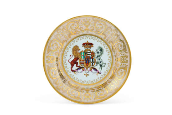A SET OF TEN WORCESTER (FLIGHT, BARR & BARR) PORCELAIN ARMORIAL PEACH-GROUND PLATES FROM `THE STOWE SERVICE` - photo 2