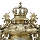 AN IMPORTANT PARCEL-GILT SILVER AND ENAMEL SIX-PIECE TEA SERVICE ON FITTED STAND - Foto 6