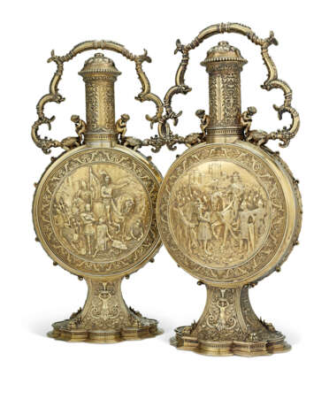 A PAIR OF VICTORIAN SILVER-GILT LARGE PILGRIM FLASKS - фото 1