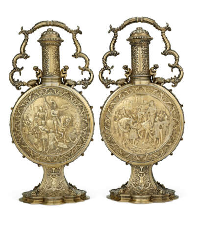 A PAIR OF VICTORIAN SILVER-GILT LARGE PILGRIM FLASKS - фото 2