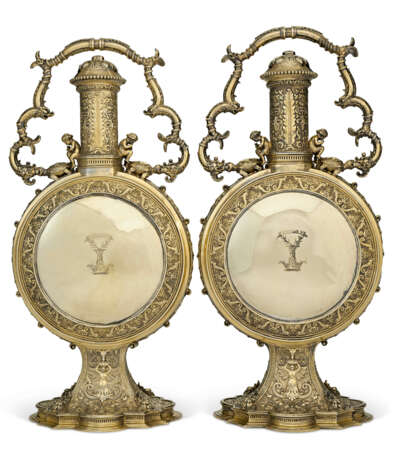 A PAIR OF VICTORIAN SILVER-GILT LARGE PILGRIM FLASKS - фото 3