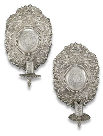 A PAIR OF WILLIAM III SILVER SCONCES - фото 1