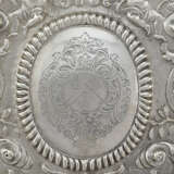 A PAIR OF WILLIAM III SILVER SCONCES - Foto 2