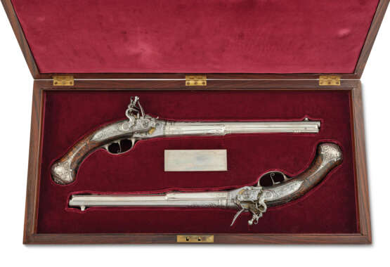 AN EXTREMELY FINE & IMPORTANT PAIR OF ITALIAN LORENZONI SYSTEM SILVER-MOUNTED BREECH-LOADING REPEATING FLINTLOCK PISTOLS - Foto 1