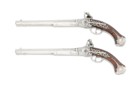 AN EXTREMELY FINE & IMPORTANT PAIR OF ITALIAN LORENZONI SYSTEM SILVER-MOUNTED BREECH-LOADING REPEATING FLINTLOCK PISTOLS - фото 2