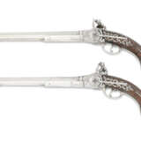 AN EXTREMELY FINE & IMPORTANT PAIR OF ITALIAN LORENZONI SYSTEM SILVER-MOUNTED BREECH-LOADING REPEATING FLINTLOCK PISTOLS - Foto 2