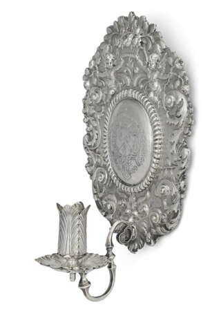 A PAIR OF WILLIAM III SILVER SCONCES - Foto 3