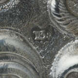 A PAIR OF WILLIAM III SILVER SCONCES - Foto 4