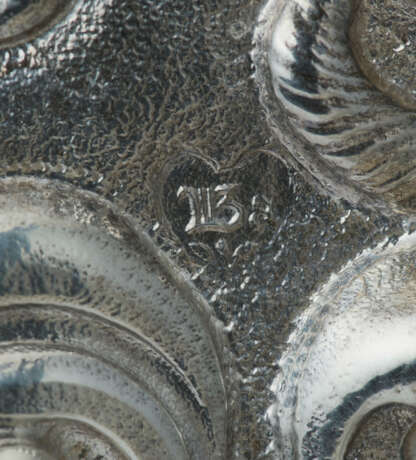 A PAIR OF WILLIAM III SILVER SCONCES - фото 4