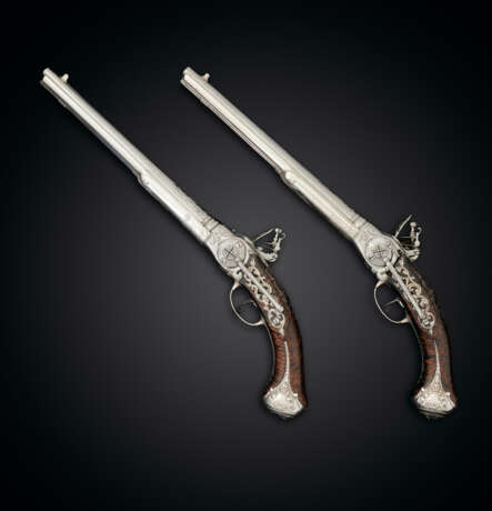 AN EXTREMELY FINE & IMPORTANT PAIR OF ITALIAN LORENZONI SYSTEM SILVER-MOUNTED BREECH-LOADING REPEATING FLINTLOCK PISTOLS - Foto 7
