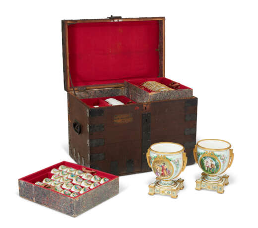 THE `SHAKESPEARE HEROINES` SERVICE: A COALPORT PORCELAIN SERVICE FROM THE 1871 LONDON INTERNATIONAL EXHIBITION WITH ITS ORIGINAL OAK CHEST - photo 1