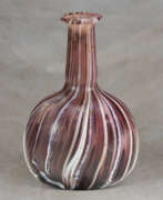Mosaikglas. A ROMAN AUBERGINE AND WHITE COLOR BAND MOSAIC GLASS BOTTLE