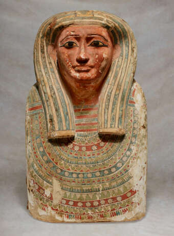 AN EGYPTIAN PAINTED WOOD, BRONZE, LIMESTONE AND GLASS COFFIN LID - Foto 1