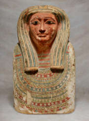 AN EGYPTIAN PAINTED WOOD, BRONZE, LIMESTONE AND GLASS COFFIN LID