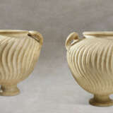 TWO ROMAN MARBLE STRIGILATED VASES - Foto 1