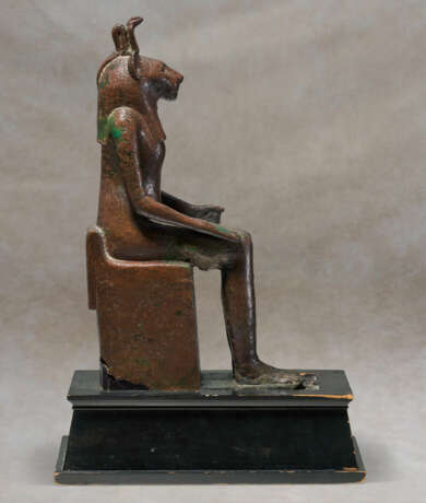 AN EGYPTIAN BRONZE LION-HEADED GODDESS - фото 6