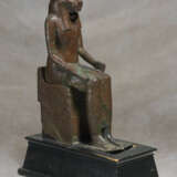 AN EGYPTIAN BRONZE LION-HEADED GODDESS - фото 7