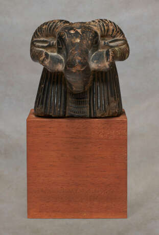 AN EGYPTIAN STEATITE KHNUM HEAD FINIAL - Foto 2