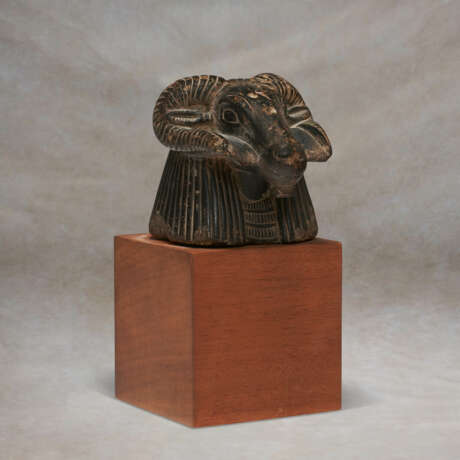 AN EGYPTIAN STEATITE KHNUM HEAD FINIAL - Foto 3