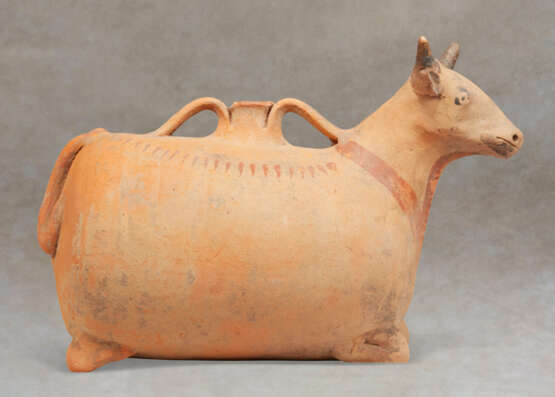 A SICILIAN POTTERY ASKOS IN THE FORM OF A BULL - фото 2