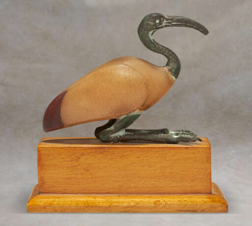 AN EGYPTIAN ALABASTER, BRONZE AND RED JASPER IBIS - фото 2