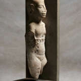 AN EGYPTIAN NUMMULITIC LIMESTONE FIGURE OF AN AMARNA PRINCESS - photo 2