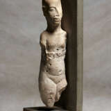 AN EGYPTIAN NUMMULITIC LIMESTONE FIGURE OF AN AMARNA PRINCESS - photo 3