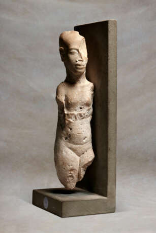 AN EGYPTIAN NUMMULITIC LIMESTONE FIGURE OF AN AMARNA PRINCESS - photo 3