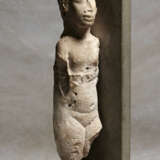 AN EGYPTIAN NUMMULITIC LIMESTONE FIGURE OF AN AMARNA PRINCESS - photo 5