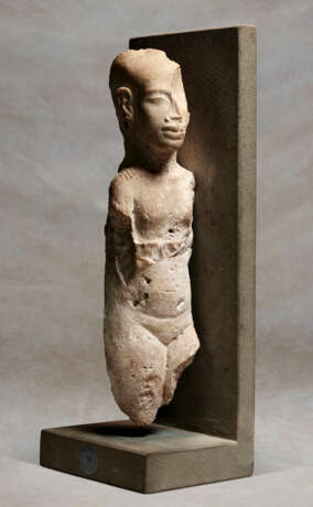 AN EGYPTIAN NUMMULITIC LIMESTONE FIGURE OF AN AMARNA PRINCESS - photo 5
