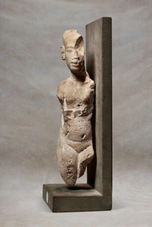 AN EGYPTIAN NUMMULITIC LIMESTONE FIGURE OF AN AMARNA PRINCESS - photo 6