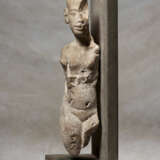AN EGYPTIAN NUMMULITIC LIMESTONE FIGURE OF AN AMARNA PRINCESS - photo 6