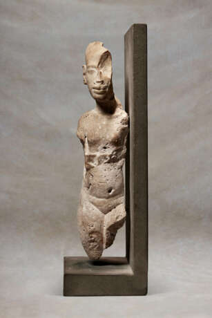 AN EGYPTIAN NUMMULITIC LIMESTONE FIGURE OF AN AMARNA PRINCESS - photo 7