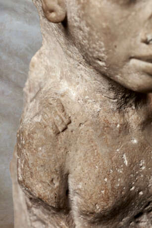 AN EGYPTIAN NUMMULITIC LIMESTONE FIGURE OF AN AMARNA PRINCESS - photo 9