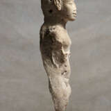 AN EGYPTIAN NUMMULITIC LIMESTONE FIGURE OF AN AMARNA PRINCESS - photo 10