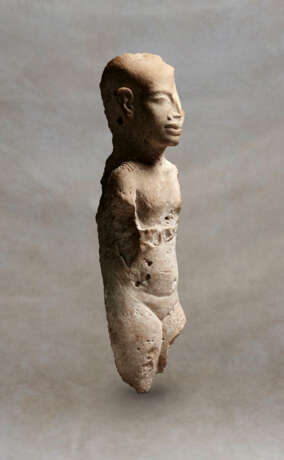 AN EGYPTIAN NUMMULITIC LIMESTONE FIGURE OF AN AMARNA PRINCESS - photo 11